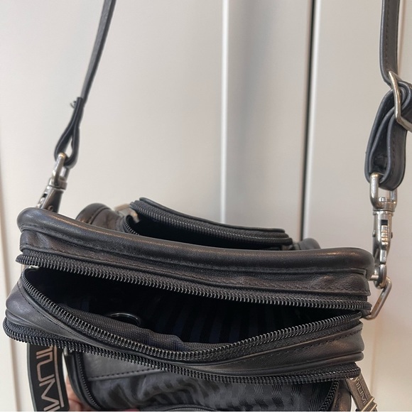 Tumi Tech Leather Crossbody Black Travel Bag Carryall Multi Pocket Messenger - Picture 6 of 10